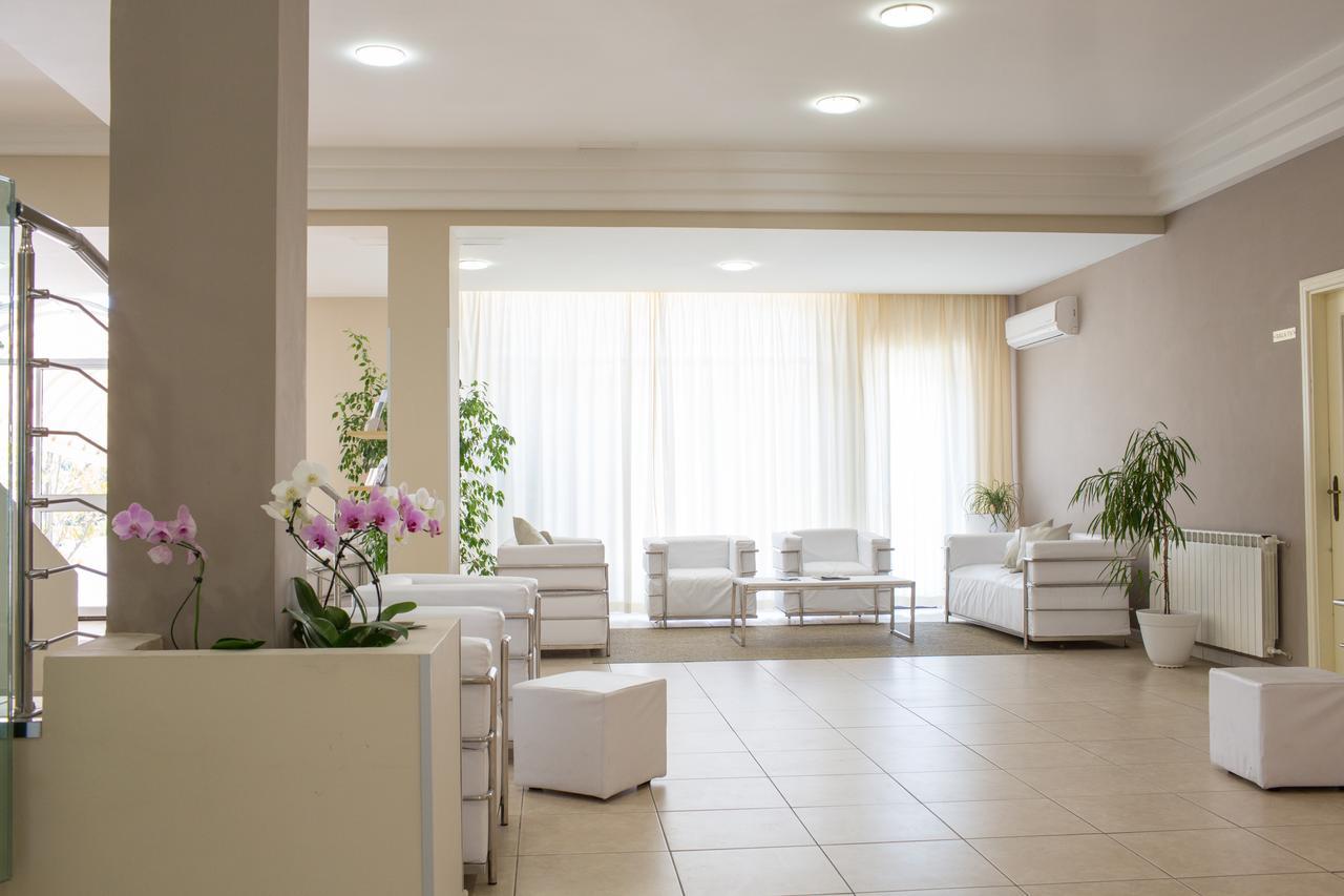 Hotel Holiday Vasto Kültér fotó
