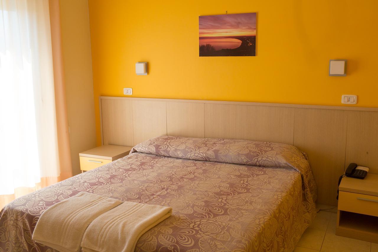 Hotel Holiday Vasto Kültér fotó